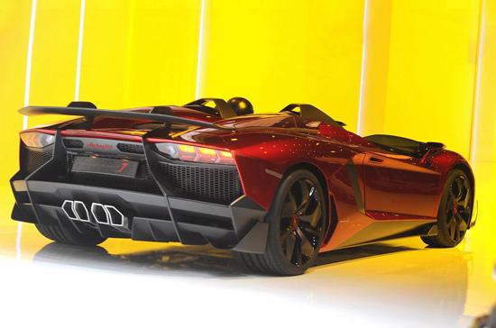 Vén màn siêu xe mui trần đầu tiên của Lamborghini - Ảnh 3