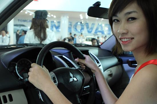 “Người đẹp và xe” làm nóng Vietnam Motor Show 2010 - Ảnh 8