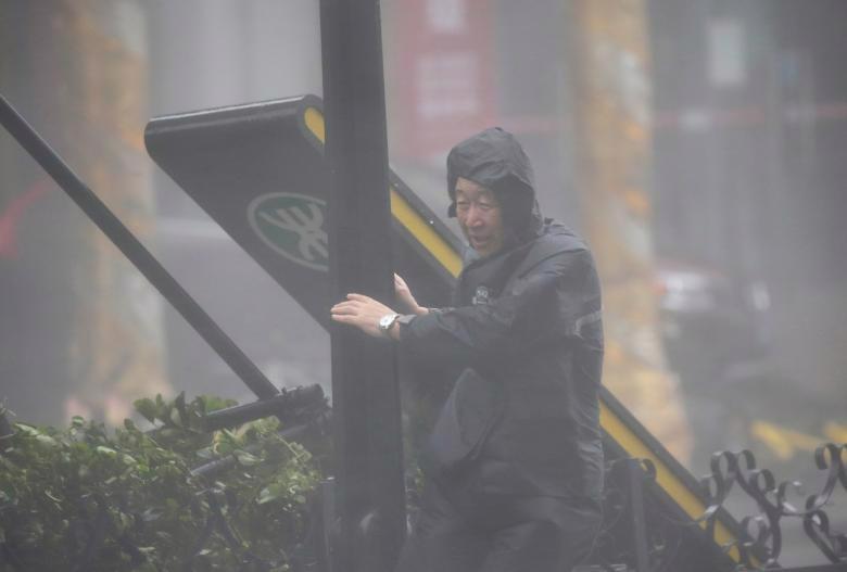 Hình ảnh siêu bão Mangkhut tiếp tục càn quét Hồng Kông, Trung Quốc - Ảnh 17.