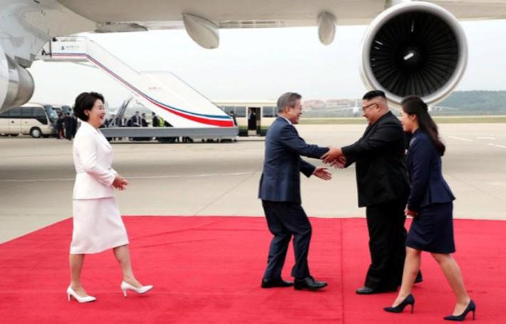 Chùm ảnh Triều Tiên hồ hởi đón Tổng thống Hàn Quốc sang thăm - Ảnh 5.