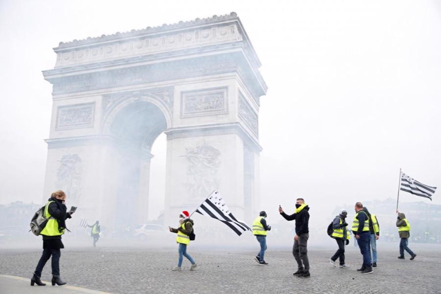 Biểu tình lớn biến thành bạo loạn tại Paris - Ảnh 6.