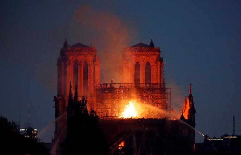Những hình ảnh gây sốc về vụ cháy Nhà thờ Đức Bà Paris - Ảnh 8.