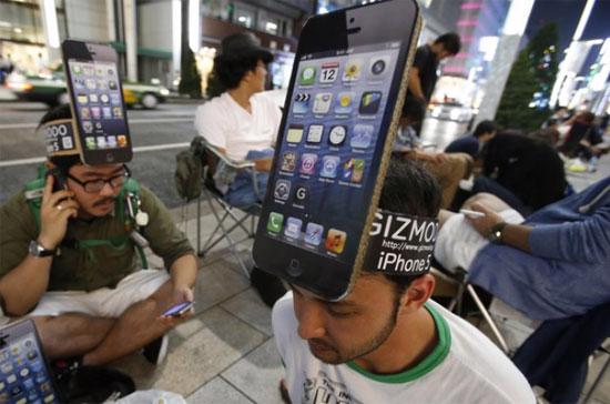 Giới hâm mộ cuồng nhiệt trong ngày iPhone 5 “lên kệ” - Ảnh 5