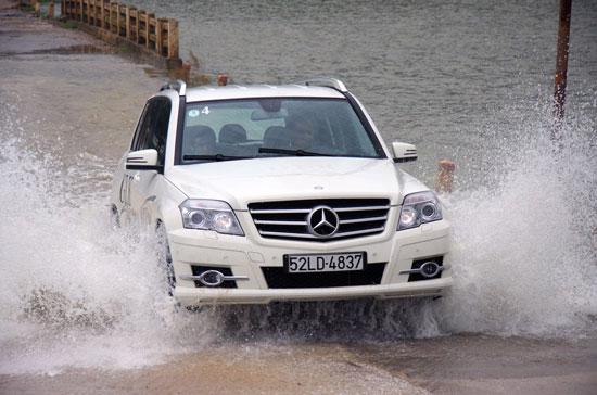 Kiểm chứng khả năng lội nước của Mercedes GLK - Ảnh 5