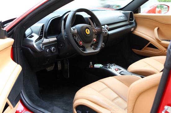 “Cưỡi ngựa chiến” Ferrari 458 Italia trên đường Hà Nội - Ảnh 11