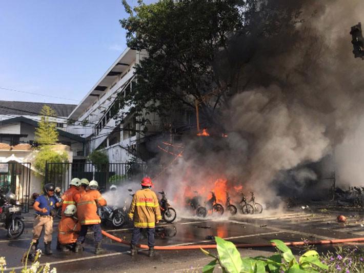 Hiện trường vụ đánh bom nhà thờ khiến ít nhất 13 người thiệt mạng ở Indonesia - Ảnh 6.