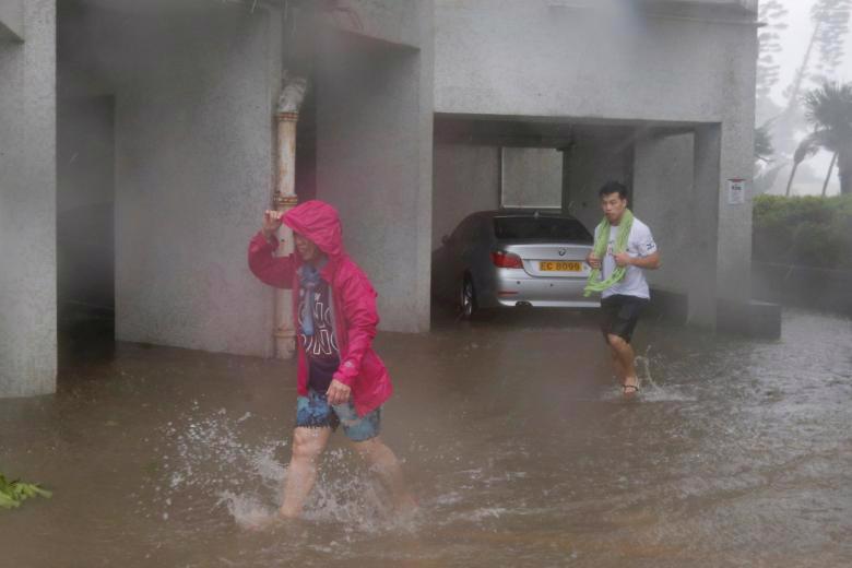 Hình ảnh siêu bão Mangkhut tiếp tục càn quét Hồng Kông, Trung Quốc - Ảnh 4.