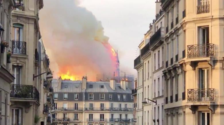 Những hình ảnh gây sốc về vụ cháy Nhà thờ Đức Bà Paris - Ảnh 9.