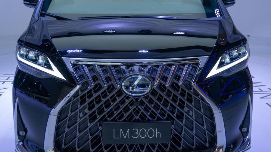 Lexus ra mắt xe chở khách với nội thất xa xỉ - Ảnh 4.