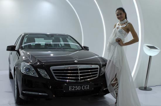 “Người đẹp và xe” làm nóng Vietnam Motor Show 2010 - Ảnh 12