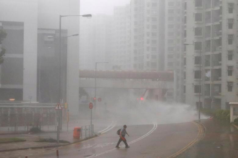 Hình ảnh siêu bão Mangkhut tiếp tục càn quét Hồng Kông, Trung Quốc - Ảnh 5.