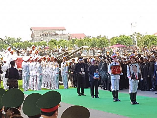 Lễ an táng Chủ tịch nước Trần Đại Quang tại quê nhà Ninh Bình - Ảnh 6.