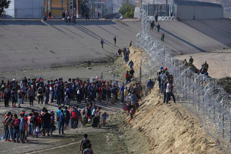 Mỹ đóng cửa biên giới với Mexico, dùng hơi cay ngăn dòng người di cư - Ảnh 7.