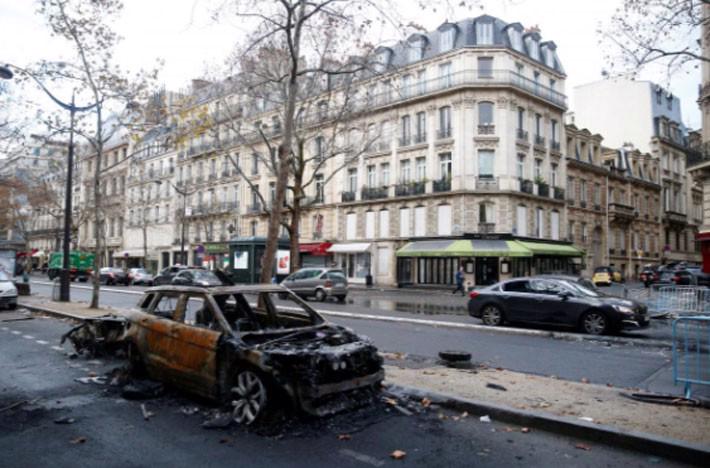 Paris tính ban bố tình trạng khẩn cấp sau cuộc bạo loạn cuối tuần - Ảnh 7.