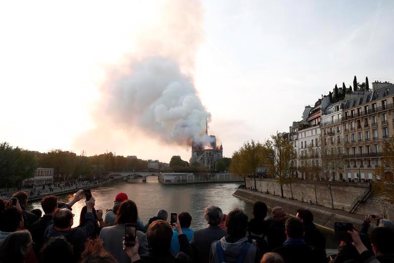Những hình ảnh gây sốc về vụ cháy Nhà thờ Đức Bà Paris - Ảnh 10.