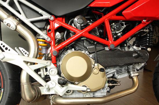 Chinh phục “chiến binh” Ducati Hypermotard 1100S - Ảnh 4