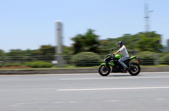 Cận cảnh "chiến binh" Kawasaki Z1000 tại Hà Nội - Ảnh 1