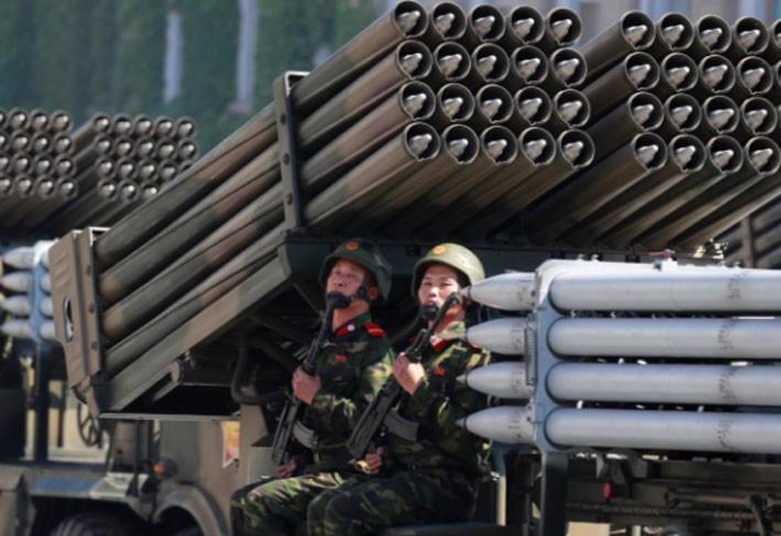 Triều Tiên không còn khoe tên lửa tầm xa trong lễ duyệt binh - Ảnh 9.