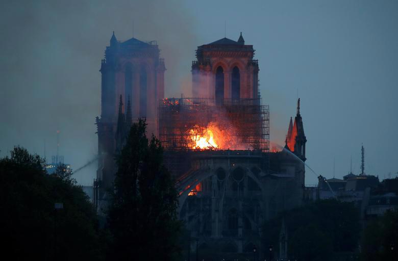 Những hình ảnh gây sốc về vụ cháy Nhà thờ Đức Bà Paris - Ảnh 11.