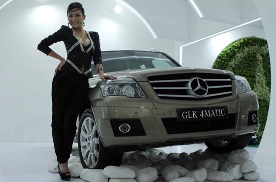 “Người đẹp và xe” làm nóng Vietnam Motor Show 2010 - Ảnh 11