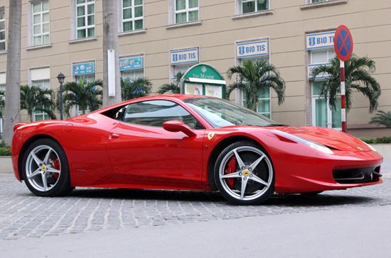 “Cưỡi ngựa chiến” Ferrari 458 Italia trên đường Hà Nội - Ảnh 2