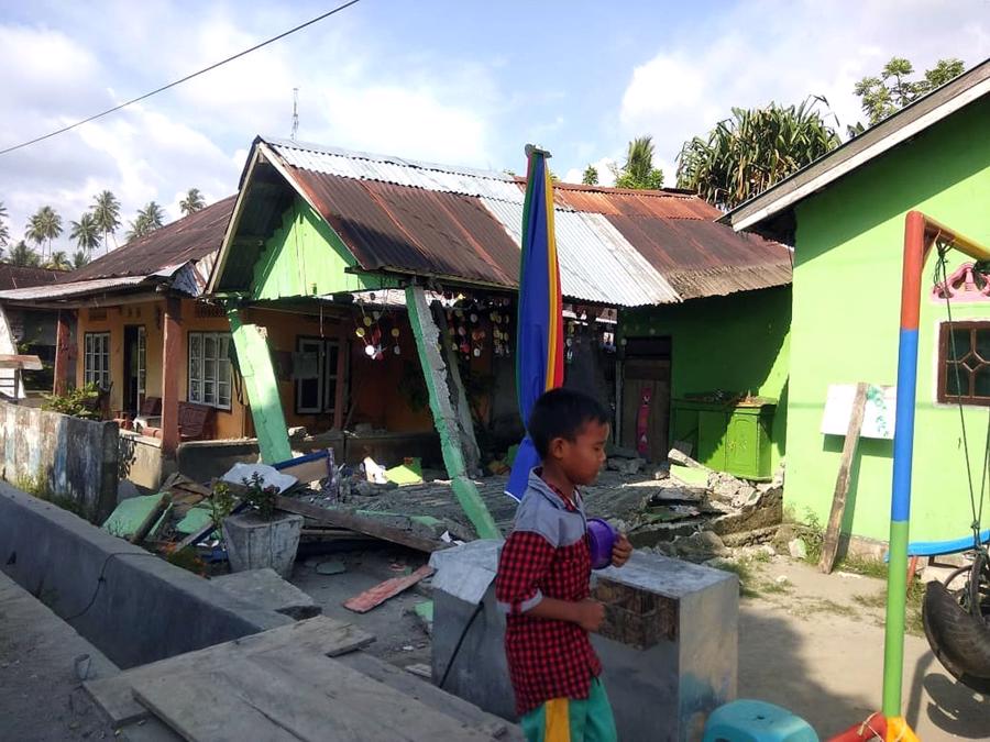 Sóng thần 3m tràn vào thành phố Indonesia sau động đất 7,5 độ - Ảnh 2.