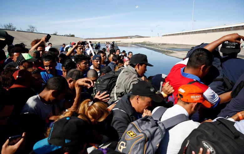 Mỹ đóng cửa biên giới với Mexico, dùng hơi cay ngăn dòng người di cư - Ảnh 9.