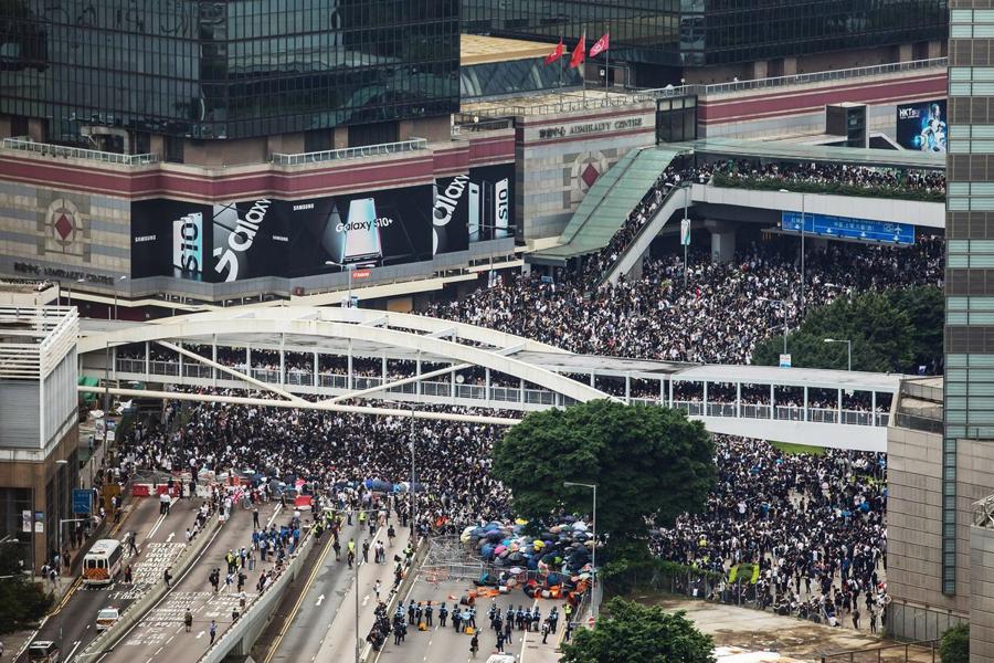 Biển người biểu tình vây tòa nhà nghị viện Hong Kong - Ảnh 10.