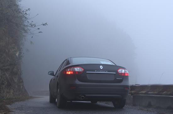Đánh giá Renault Fluence: “Tỏa sáng” trong sương mù - Ảnh 17