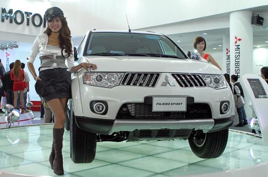 “Người đẹp và xe” làm nóng Vietnam Motor Show 2010 - Ảnh 4