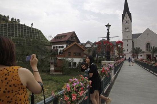 Trung Quốc hết “nhái” làng kiểu Áo đến xây làng kiểu Ý - Ảnh 7