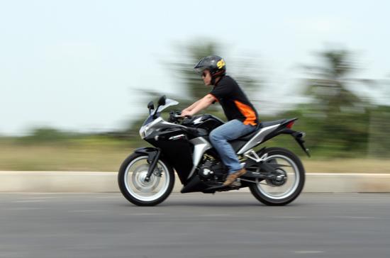 Honda CBR250R 2011 thể hiện sức mạnh tại Việt Nam - Ảnh 1