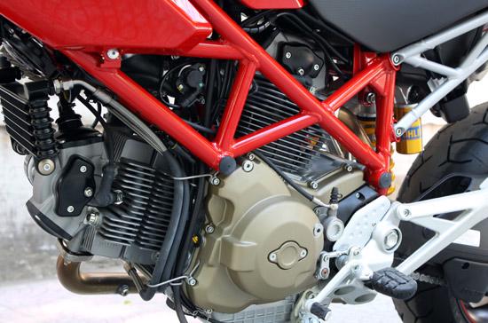 Chinh phục “chiến binh” Ducati Hypermotard 1100S - Ảnh 5