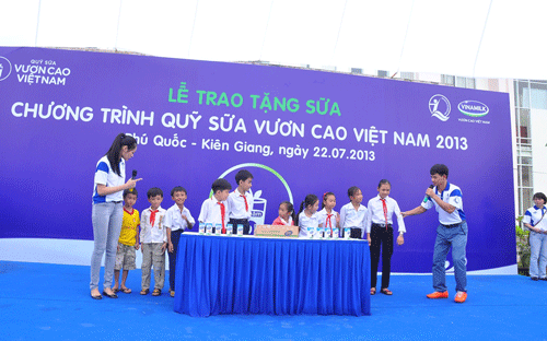 Quỹ sữa “Vươn cao Việt Nam” đến Phú Quốc 3