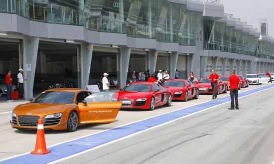 Thử sức siêu xe Audi R8 trên đường đua F1 - Ảnh 3