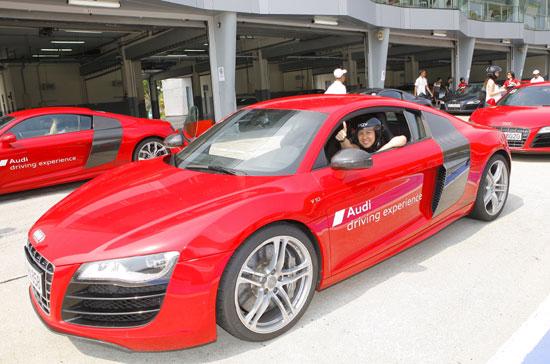 Thử sức siêu xe Audi R8 trên đường đua F1 - Ảnh 4