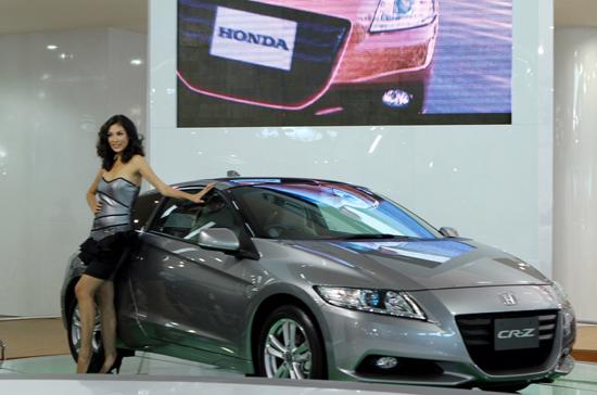 “Người đẹp và xe” làm nóng Vietnam Motor Show 2010 - Ảnh 3
