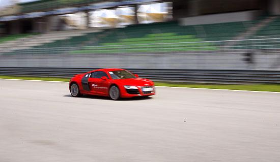 Thử sức siêu xe Audi R8 trên đường đua F1 - Ảnh 6