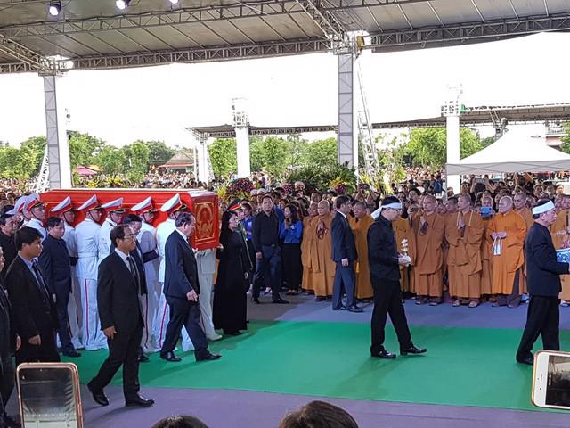 Lễ an táng Chủ tịch nước Trần Đại Quang tại quê nhà Ninh Bình - Ảnh 8.