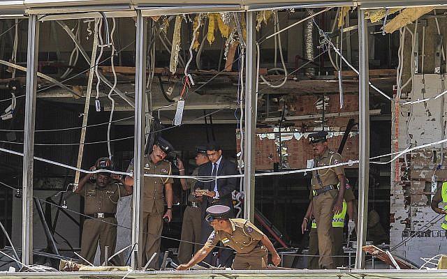 Du khách chen nhau rời Sri Lanka sau loạt vụ đánh bom làm gần 300 người chết - Ảnh 2.