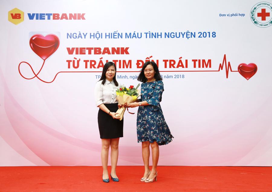 Hàng trăm nhân viên VietBank tham gia ngày hội Hiến máu tình nguyện 2018 - Ảnh 1.