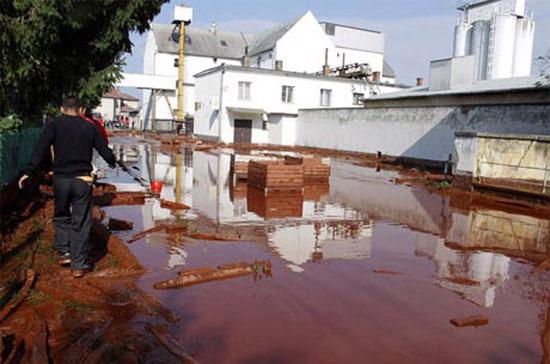 Vỡ hồ chứa bùn đỏ, châu Âu đối mặt thảm họa sinh thái - Ảnh 1