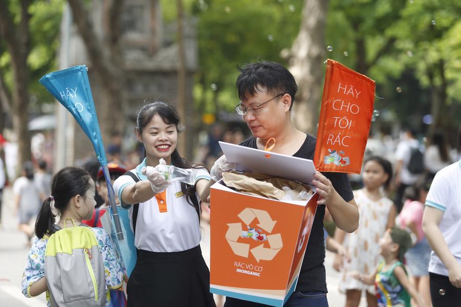 CBNV ABBANK thực hiện phân loại rác tại khu vực Hồ Hoàn Kiếm