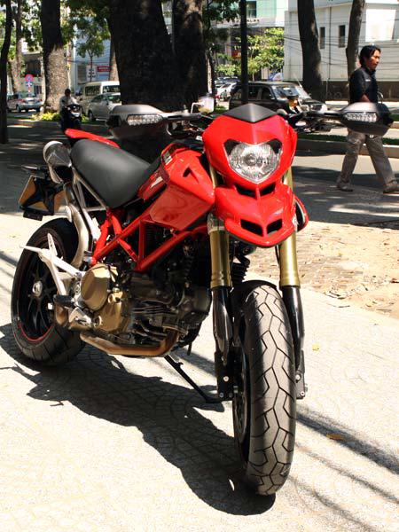 Chinh phục “chiến binh” Ducati Hypermotard 1100S - Ảnh 1