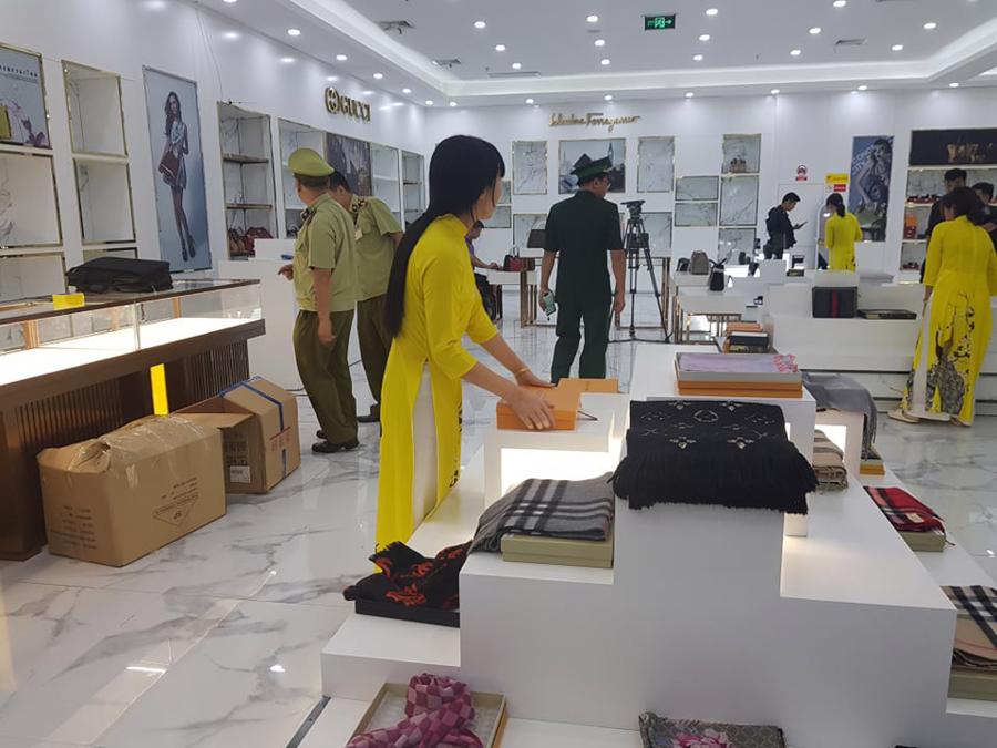 Truy quét lượng lớn hàng hoá của 2 Trung tâm mua sắm ở Móng Cái, Quảng Ninh - Ảnh 1.