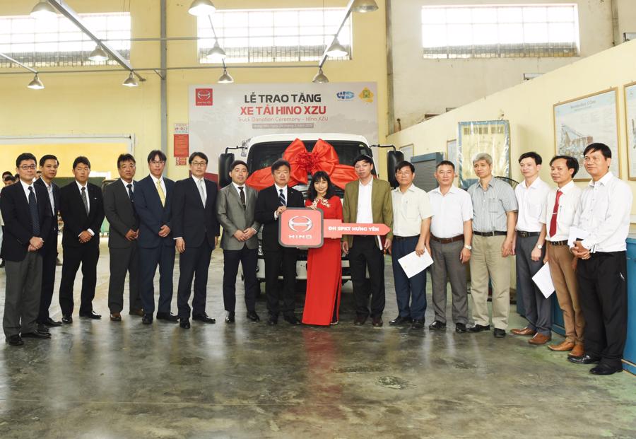 Hino Motors tặng xe tải cho hai trường đại học - Ảnh 1.