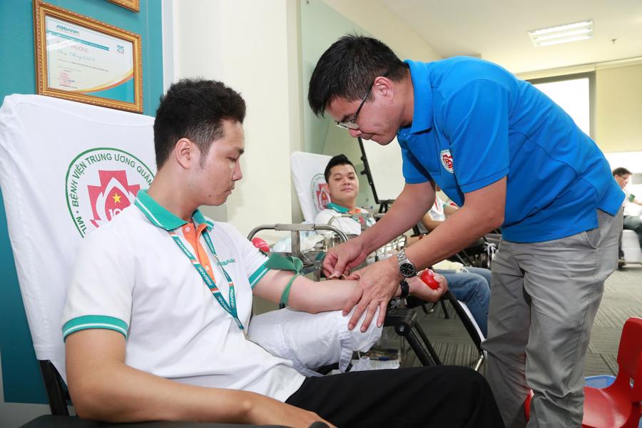 HM 2019-Cán bộ y tế Viện 108 đang thực hiện lấy máu