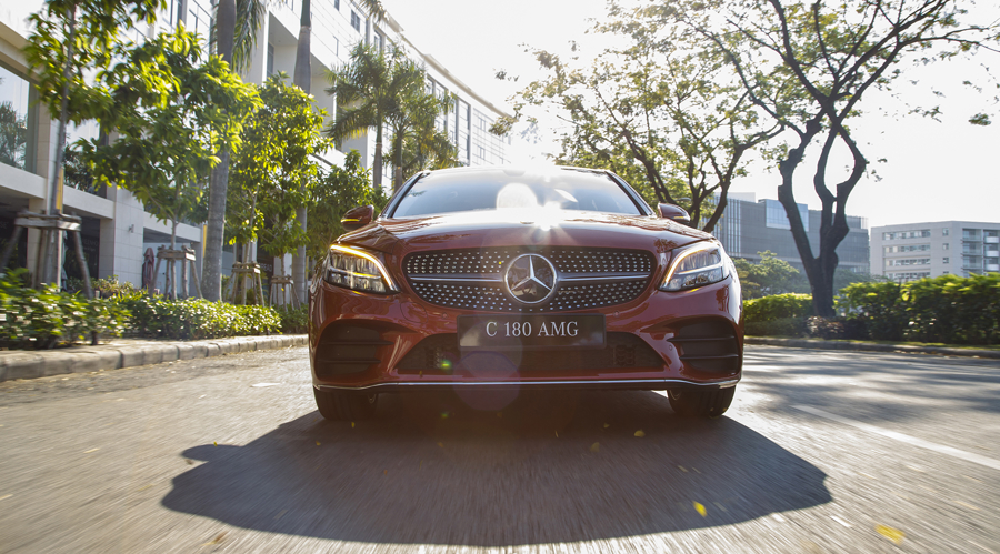 Xe sang Mercedes C 180 AMG mới giá dưới 1,5 tỷ đồng tại Việt Nam - Ảnh 2. Xe sang Mercedes C 180 AMG mới giá dưới 1,5 tỷ đồng tại Việt Nam - Ảnh 2.
