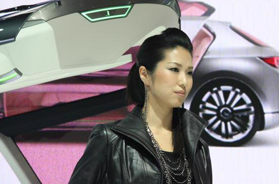 Những “bóng hồng” hiếm hoi tại Tokyo Motor Show 2009 - Ảnh 6