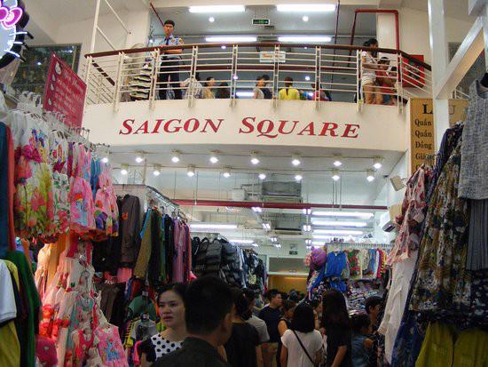 Hàng nghìn sản phẩm giả mạo nhãn mác ở trung tâm mua sắm Saigon Square - Ảnh 1.